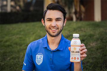 路易斯·曼塔拿着一瓶他的产品, Seoul Juice, 是他在博彩网址大全踢足球时创造的吗.