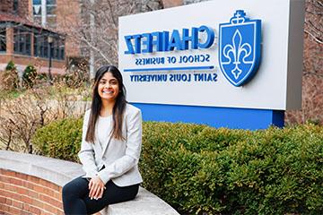 Nisha Vodrahalli, 蔡菲兹商学院大三学生，主修商业技术、管理和会计, 作为Aspire STL的总裁，她正在为自己和商学院的其他成员开创一种职业遗产. 