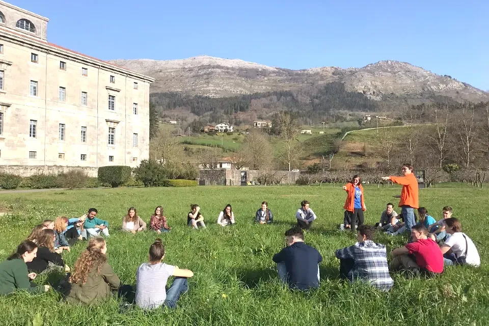 学生们在田野里围成一圈坐着.