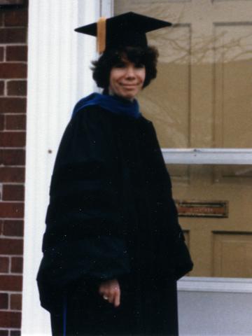 Dr. 1985年，弗朗西斯·派斯特洛身着学术装